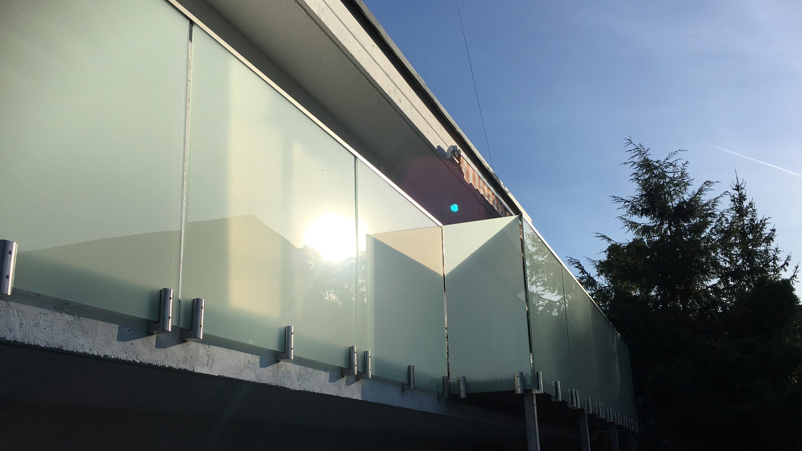 Klemmhalter für Glasgeländer Wand oder Stirnmontage – Bild 9
